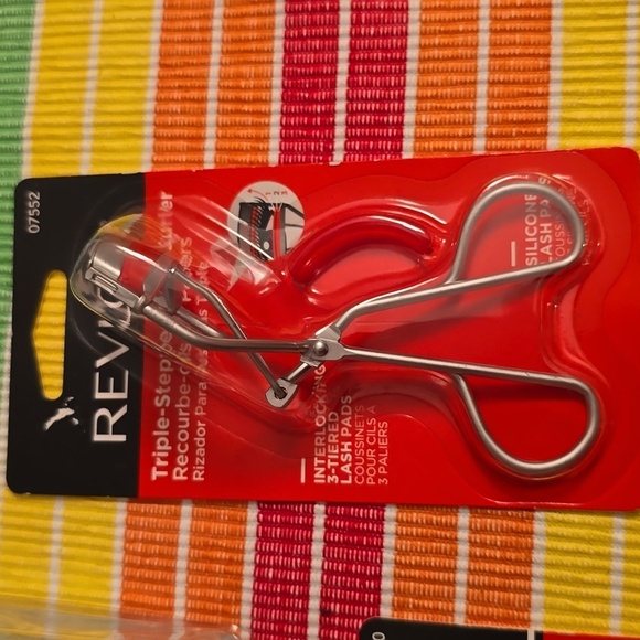 REVLON BRAND MAKEUP TOOLS BUNDLE OF 4 ITEMS - Picture 4 of 7